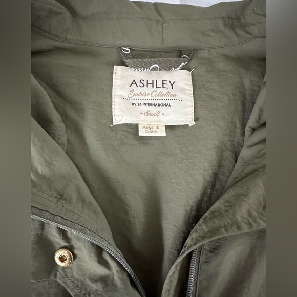 Women’s size small green nylon zip up jacket - Picture 8 of 8